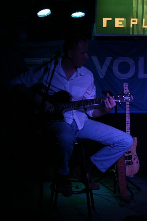2008-11-28 M3_live at replugged 036.jpg